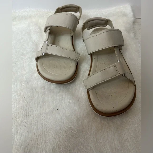 Teva Beige and Cream Footwear 🌴☀️ - Picture 3 of 6
